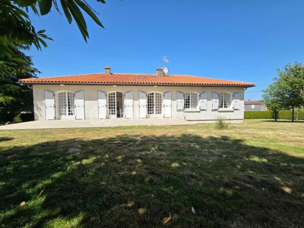 Venez découvrir cette maison traditionnelle sur sous-sol à rafraîchir située dans le centre de l'Absie, à deux pas des commerces et de l'école.
Elle se compose d'une belle entrée qui dessert un salon séjour de 42m2 lumineux avec cheminée, un cuisine donnant sur la terrasse exposée sud, 4 grandes chambres avec penderie et point d'eau pour certaines, une salle de bains, un espace douche et un toilette séparé.
Au sous-sol, studio en parfait état composé de 3 pièces avec salle d'eau et toilette séparé. Vous y trouverez également un garage, une chaufferie et une cave.
Côté extérieur, cette propriété dispose d'un terrain de 1850m2 clos et arboré, offrant un cadre de vie paisible et agréable pour toute la famille!