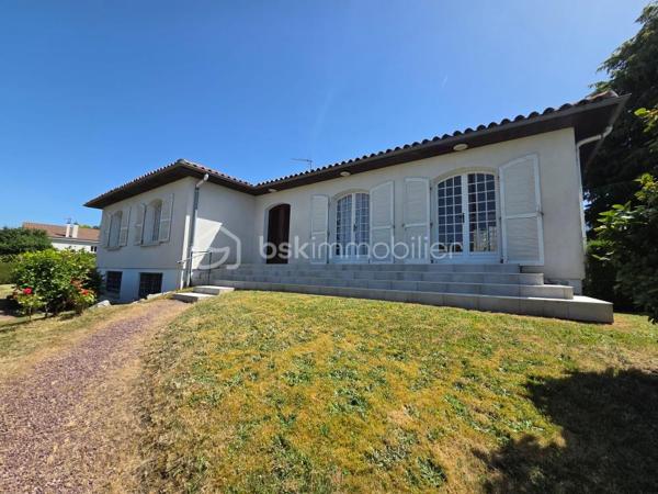 Venez découvrir cette maison traditionnelle sur sous-sol à rafraîchir située dans le centre de l'Absie, à deux pas des commerces et de l'école.
Elle se compose d'une belle entrée qui dessert un salon séjour de 42m2 lumineux avec cheminée, un cuisine donnant sur la terrasse exposée sud, 4 grandes chambres avec penderie et point d'eau pour certaines, une salle de bains, un espace douche et un toilette séparé.
Au sous-sol, studio en parfait état composé de 3 pièces avec salle d'eau et toilette séparé. Vous y trouverez également un garage, une chaufferie et une cave.
Côté extérieur, cette propriété dispose d'un terrain de 1850m2 clos et arboré, offrant un cadre de vie paisible et agréable pour toute la famille!