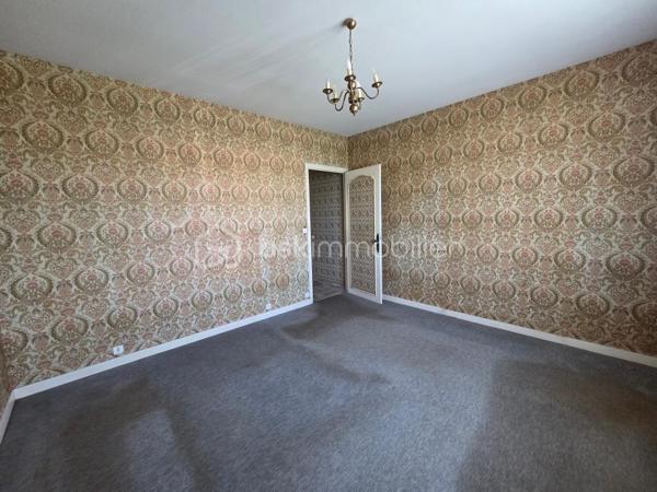 Venez découvrir cette maison traditionnelle sur sous-sol à rafraîchir située dans le centre de l'Absie, à deux pas des commerces et de l'école.
Elle se compose d'une belle entrée qui dessert un salon séjour de 42m2 lumineux avec cheminée, un cuisine donnant sur la terrasse exposée sud, 4 grandes chambres avec penderie et point d'eau pour certaines, une salle de bains, un espace douche et un toilette séparé.
Au sous-sol, studio en parfait état composé de 3 pièces avec salle d'eau et toilette séparé. Vous y trouverez également un garage, une chaufferie et une cave.
Côté extérieur, cette propriété dispose d'un terrain de 1850m2 clos et arboré, offrant un cadre de vie paisible et agréable pour toute la famille!