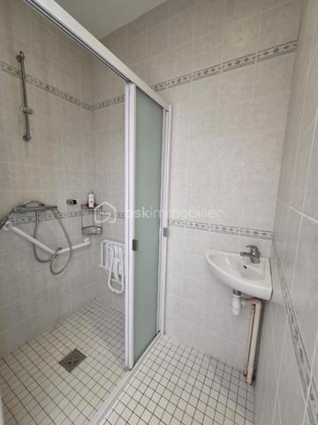 Venez découvrir cette maison traditionnelle sur sous-sol à rafraîchir située dans le centre de l'Absie, à deux pas des commerces et de l'école.
Elle se compose d'une belle entrée qui dessert un salon séjour de 42m2 lumineux avec cheminée, un cuisine donnant sur la terrasse exposée sud, 4 grandes chambres avec penderie et point d'eau pour certaines, une salle de bains, un espace douche et un toilette séparé.
Au sous-sol, studio en parfait état composé de 3 pièces avec salle d'eau et toilette séparé. Vous y trouverez également un garage, une chaufferie et une cave.
Côté extérieur, cette propriété dispose d'un terrain de 1850m2 clos et arboré, offrant un cadre de vie paisible et agréable pour toute la famille!