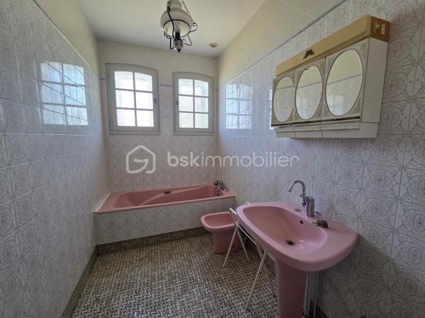 Venez découvrir cette maison traditionnelle sur sous-sol à rafraîchir située dans le centre de l'Absie, à deux pas des commerces et de l'école.
Elle se compose d'une belle entrée qui dessert un salon séjour de 42m2 lumineux avec cheminée, un cuisine donnant sur la terrasse exposée sud, 4 grandes chambres avec penderie et point d'eau pour certaines, une salle de bains, un espace douche et un toilette séparé.
Au sous-sol, studio en parfait état composé de 3 pièces avec salle d'eau et toilette séparé. Vous y trouverez également un garage, une chaufferie et une cave.
Côté extérieur, cette propriété dispose d'un terrain de 1850m2 clos et arboré, offrant un cadre de vie paisible et agréable pour toute la famille!