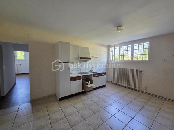 Venez découvrir cette maison traditionnelle sur sous-sol à rafraîchir située dans le centre de l'Absie, à deux pas des commerces et de l'école.
Elle se compose d'une belle entrée qui dessert un salon séjour de 42m2 lumineux avec cheminée, un cuisine donnant sur la terrasse exposée sud, 4 grandes chambres avec penderie et point d'eau pour certaines, une salle de bains, un espace douche et un toilette séparé.
Au sous-sol, studio en parfait état composé de 3 pièces avec salle d'eau et toilette séparé. Vous y trouverez également un garage, une chaufferie et une cave.
Côté extérieur, cette propriété dispose d'un terrain de 1850m2 clos et arboré, offrant un cadre de vie paisible et agréable pour toute la famille!