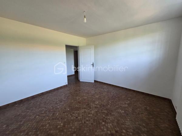 Venez découvrir cette maison traditionnelle sur sous-sol à rafraîchir située dans le centre de l'Absie, à deux pas des commerces et de l'école.
Elle se compose d'une belle entrée qui dessert un salon séjour de 42m2 lumineux avec cheminée, un cuisine donnant sur la terrasse exposée sud, 4 grandes chambres avec penderie et point d'eau pour certaines, une salle de bains, un espace douche et un toilette séparé.
Au sous-sol, studio en parfait état composé de 3 pièces avec salle d'eau et toilette séparé. Vous y trouverez également un garage, une chaufferie et une cave.
Côté extérieur, cette propriété dispose d'un terrain de 1850m2 clos et arboré, offrant un cadre de vie paisible et agréable pour toute la famille!