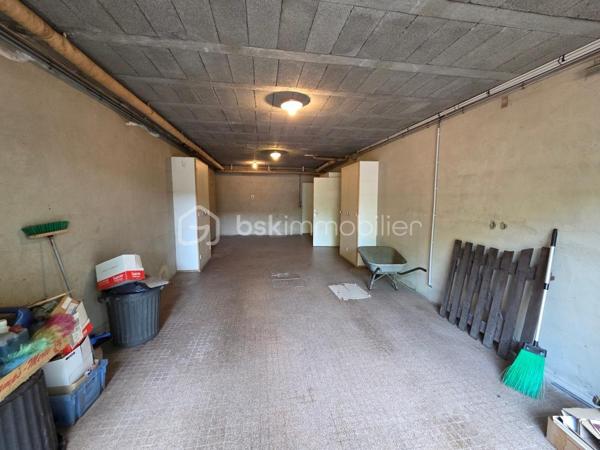 Venez découvrir cette maison traditionnelle sur sous-sol à rafraîchir située dans le centre de l'Absie, à deux pas des commerces et de l'école.
Elle se compose d'une belle entrée qui dessert un salon séjour de 42m2 lumineux avec cheminée, un cuisine donnant sur la terrasse exposée sud, 4 grandes chambres avec penderie et point d'eau pour certaines, une salle de bains, un espace douche et un toilette séparé.
Au sous-sol, studio en parfait état composé de 3 pièces avec salle d'eau et toilette séparé. Vous y trouverez également un garage, une chaufferie et une cave.
Côté extérieur, cette propriété dispose d'un terrain de 1850m2 clos et arboré, offrant un cadre de vie paisible et agréable pour toute la famille!