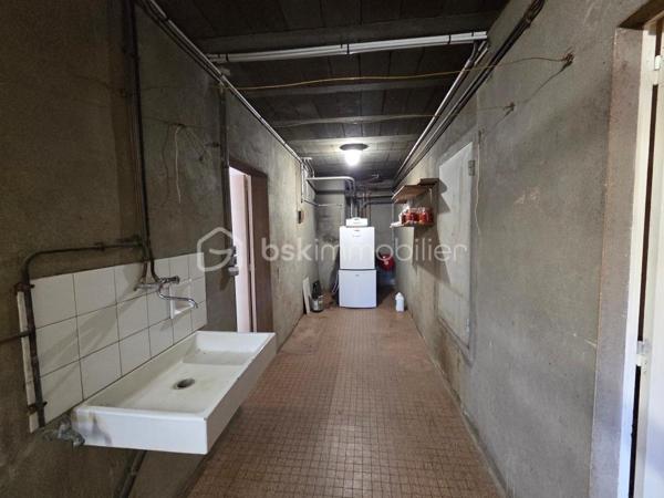 Venez découvrir cette maison traditionnelle sur sous-sol à rafraîchir située dans le centre de l'Absie, à deux pas des commerces et de l'école.
Elle se compose d'une belle entrée qui dessert un salon séjour de 42m2 lumineux avec cheminée, un cuisine donnant sur la terrasse exposée sud, 4 grandes chambres avec penderie et point d'eau pour certaines, une salle de bains, un espace douche et un toilette séparé.
Au sous-sol, studio en parfait état composé de 3 pièces avec salle d'eau et toilette séparé. Vous y trouverez également un garage, une chaufferie et une cave.
Côté extérieur, cette propriété dispose d'un terrain de 1850m2 clos et arboré, offrant un cadre de vie paisible et agréable pour toute la famille!