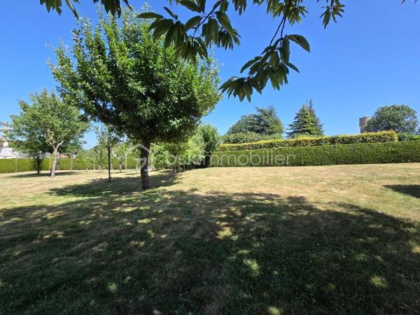 Venez découvrir cette maison traditionnelle sur sous-sol à rafraîchir située dans le centre de l'Absie, à deux pas des commerces et de l'école.
Elle se compose d'une belle entrée qui dessert un salon séjour de 42m2 lumineux avec cheminée, un cuisine donnant sur la terrasse exposée sud, 4 grandes chambres avec penderie et point d'eau pour certaines, une salle de bains, un espace douche et un toilette séparé.
Au sous-sol, studio en parfait état composé de 3 pièces avec salle d'eau et toilette séparé. Vous y trouverez également un garage, une chaufferie et une cave.
Côté extérieur, cette propriété dispose d'un terrain de 1850m2 clos et arboré, offrant un cadre de vie paisible et agréable pour toute la famille!