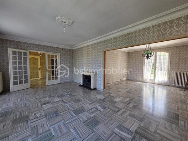 Venez découvrir cette maison traditionnelle sur sous-sol à rafraîchir située dans le centre de l'Absie, à deux pas des commerces et de l'école.
Elle se compose d'une belle entrée qui dessert un salon séjour de 42m2 lumineux avec cheminée, un cuisine donnant sur la terrasse exposée sud, 4 grandes chambres avec penderie et point d'eau pour certaines, une salle de bains, un espace douche et un toilette séparé.
Au sous-sol, studio en parfait état composé de 3 pièces avec salle d'eau et toilette séparé. Vous y trouverez également un garage, une chaufferie et une cave.
Côté extérieur, cette propriété dispose d'un terrain de 1850m2 clos et arboré, offrant un cadre de vie paisible et agréable pour toute la famille!