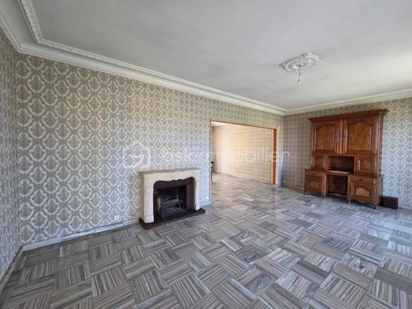 Venez découvrir cette maison traditionnelle sur sous-sol à rafraîchir située dans le centre de l'Absie, à deux pas des commerces et de l'école.
Elle se compose d'une belle entrée qui dessert un salon séjour de 42m2 lumineux avec cheminée, un cuisine donnant sur la terrasse exposée sud, 4 grandes chambres avec penderie et point d'eau pour certaines, une salle de bains, un espace douche et un toilette séparé.
Au sous-sol, studio en parfait état composé de 3 pièces avec salle d'eau et toilette séparé. Vous y trouverez également un garage, une chaufferie et une cave.
Côté extérieur, cette propriété dispose d'un terrain de 1850m2 clos et arboré, offrant un cadre de vie paisible et agréable pour toute la famille!