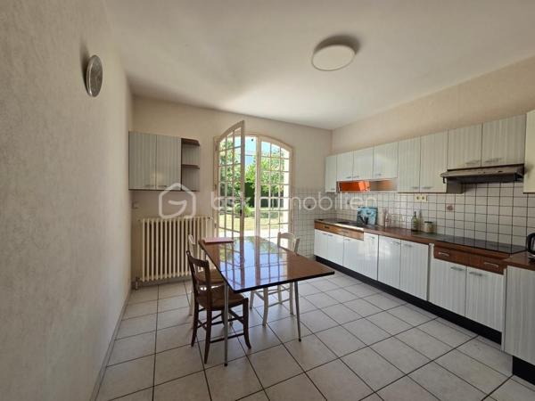 Venez découvrir cette maison traditionnelle sur sous-sol à rafraîchir située dans le centre de l'Absie, à deux pas des commerces et de l'école.
Elle se compose d'une belle entrée qui dessert un salon séjour de 42m2 lumineux avec cheminée, un cuisine donnant sur la terrasse exposée sud, 4 grandes chambres avec penderie et point d'eau pour certaines, une salle de bains, un espace douche et un toilette séparé.
Au sous-sol, studio en parfait état composé de 3 pièces avec salle d'eau et toilette séparé. Vous y trouverez également un garage, une chaufferie et une cave.
Côté extérieur, cette propriété dispose d'un terrain de 1850m2 clos et arboré, offrant un cadre de vie paisible et agréable pour toute la famille!