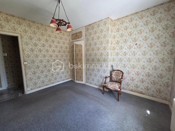 Venez découvrir cette maison traditionnelle sur sous-sol à rafraîchir située dans le centre de l'Absie, à deux pas des commerces et de l'école.
Elle se compose d'une belle entrée qui dessert un salon séjour de 42m2 lumineux avec cheminée, un cuisine donnant sur la terrasse exposée sud, 4 grandes chambres avec penderie et point d'eau pour certaines, une salle de bains, un espace douche et un toilette séparé.
Au sous-sol, studio en parfait état composé de 3 pièces avec salle d'eau et toilette séparé. Vous y trouverez également un garage, une chaufferie et une cave.
Côté extérieur, cette propriété dispose d'un terrain de 1850m2 clos et arboré, offrant un cadre de vie paisible et agréable pour toute la famille!