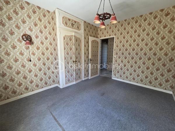 Venez découvrir cette maison traditionnelle sur sous-sol à rafraîchir située dans le centre de l'Absie, à deux pas des commerces et de l'école.
Elle se compose d'une belle entrée qui dessert un salon séjour de 42m2 lumineux avec cheminée, un cuisine donnant sur la terrasse exposée sud, 4 grandes chambres avec penderie et point d'eau pour certaines, une salle de bains, un espace douche et un toilette séparé.
Au sous-sol, studio en parfait état composé de 3 pièces avec salle d'eau et toilette séparé. Vous y trouverez également un garage, une chaufferie et une cave.
Côté extérieur, cette propriété dispose d'un terrain de 1850m2 clos et arboré, offrant un cadre de vie paisible et agréable pour toute la famille!