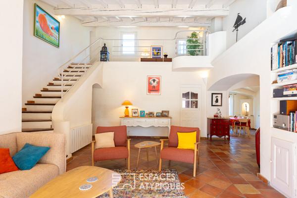 Maison avec piscine comme une hacienda en terre provençale