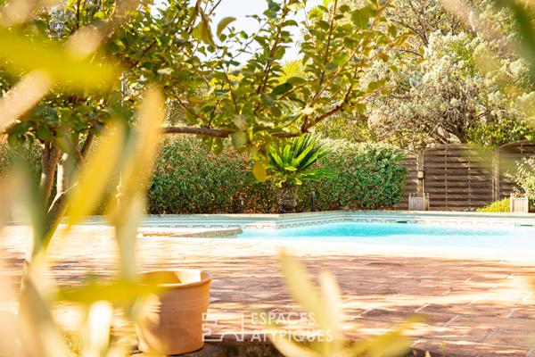 Maison avec piscine comme une hacienda en terre provençale
