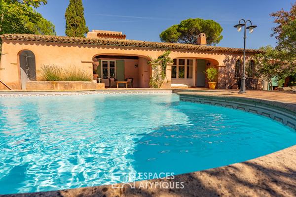 Maison avec piscine comme une hacienda en terre provençale