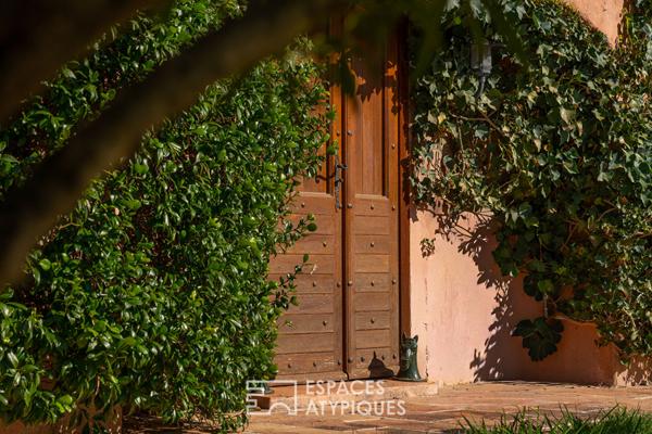 Maison avec piscine comme une hacienda en terre provençale