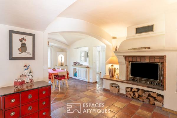 Maison avec piscine comme une hacienda en terre provençale