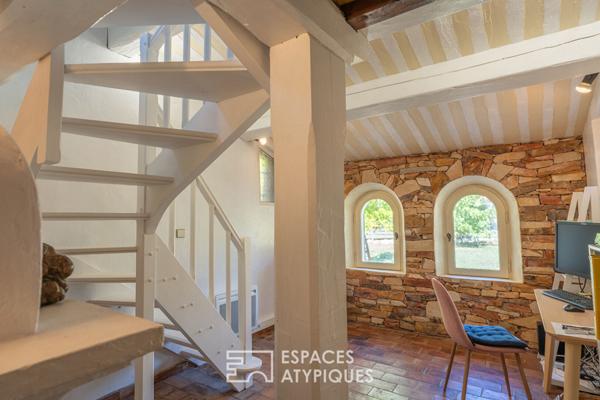 Maison avec piscine comme une hacienda en terre provençale