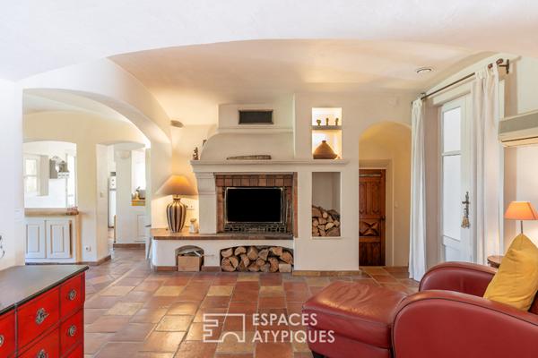 Maison avec piscine comme une hacienda en terre provençale