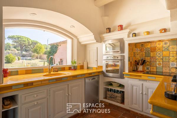 Maison avec piscine comme une hacienda en terre provençale