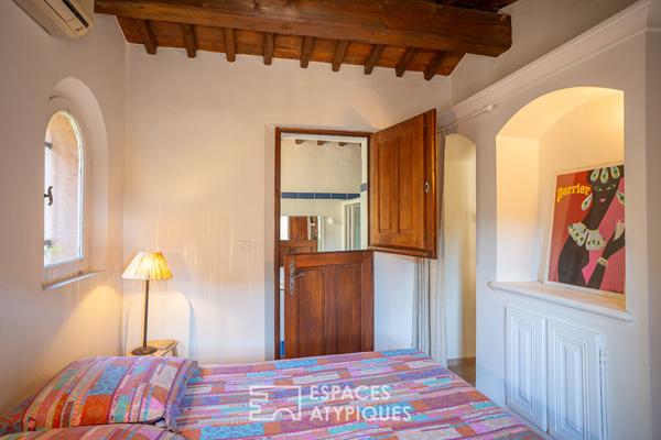 Maison avec piscine comme une hacienda en terre provençale