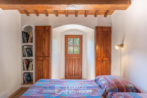 Maison avec piscine comme une hacienda en terre provençale