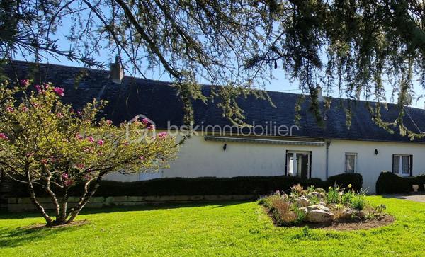 Au cœur d’un hameau calme, cette longère de 81 m² sur 25 000 m² de terrain (avec champ et bâtiments en pierre en mitoyenneté) est une toile blanche pour vos rêves !
À rénover entièrement (assainissement, électricité, plomberie…), elle offre un cadre bucolique idéal pour les amoureux de la nature, les cavaliers ou les passionnés de grands espaces.
Un projet unique où tout est possible… À vous de jouer ! Contactez moi pour une visite !