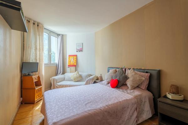 Appartement
         4 pièces
        - 79 m² 163 000 € *