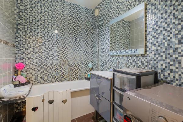 Appartement
         4 pièces
        - 79 m² 163 000 € *