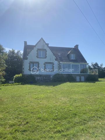 Un véritable havre de paix vous attend sur cette maison qui est à deux pas de la mer.

Découvrez cette maison de 1964, édifiée sur un sous-sol complet, implantée sur un magnifique terrain de près de 4 000 m².

Au rez-de-chaussée,

Vous découvrirez un hall d’entrée qui vous mènera vers un salon-séjour lumineux avec une cheminée ainsi qu’une cuisine. Ce niveau propose également un couloir doté de placards de rangement, desservant une salle de bains avec WC ainsi que deux chambres.

Au 1er étage,

L’espace nuit se poursuit avec une vaste chambre bénéficiant d’une superbe vue sur la mer, une salle d’eau avec WC, une pièce pouvant être aménagée en buanderie ainsi que quatre belles chambres spacieuses, idéales pour accueillir famille et invités dans un cadre confortable et lumineux.

Extérieurs et annexes,

La propriété séduit par sa belle véranda ouverte sur le jardin et son sous-sol complet, offrant un espace pour stationner un véhicule, de nombreuses possibilités de stockage ainsi qu’un vaste atelier de bricolage. Ce niveau dispose également d’une cave à vin, idéale pour les amateurs.

À l’extérieur, vous profiterez d’un magnifique terrain entièrement clôturé, agrémenté d’un abri de jardin, d’un espace de stockage pour le bois et d’un authentique barbecue en pierre, parfait pour partager de chaleureux moments en famille ou entre amis.

Cette maison pleine de charme n’attend plus que votre touche personnelle pour révéler tout son potentiel et devenir votre futur cocon.