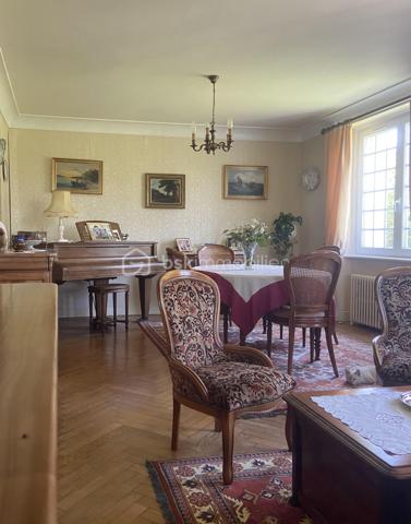 Un véritable havre de paix vous attend sur cette maison qui est à deux pas de la mer.

Découvrez cette maison de 1964, édifiée sur un sous-sol complet, implantée sur un magnifique terrain de près de 4 000 m².

Au rez-de-chaussée,

Vous découvrirez un hall d’entrée qui vous mènera vers un salon-séjour lumineux avec une cheminée ainsi qu’une cuisine. Ce niveau propose également un couloir doté de placards de rangement, desservant une salle de bains avec WC ainsi que deux chambres.

Au 1er étage,

L’espace nuit se poursuit avec une vaste chambre bénéficiant d’une superbe vue sur la mer, une salle d’eau avec WC, une pièce pouvant être aménagée en buanderie ainsi que quatre belles chambres spacieuses, idéales pour accueillir famille et invités dans un cadre confortable et lumineux.

Extérieurs et annexes,

La propriété séduit par sa belle véranda ouverte sur le jardin et son sous-sol complet, offrant un espace pour stationner un véhicule, de nombreuses possibilités de stockage ainsi qu’un vaste atelier de bricolage. Ce niveau dispose également d’une cave à vin, idéale pour les amateurs.

À l’extérieur, vous profiterez d’un magnifique terrain entièrement clôturé, agrémenté d’un abri de jardin, d’un espace de stockage pour le bois et d’un authentique barbecue en pierre, parfait pour partager de chaleureux moments en famille ou entre amis.

Cette maison pleine de charme n’attend plus que votre touche personnelle pour révéler tout son potentiel et devenir votre futur cocon.