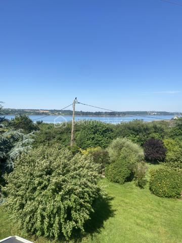 Un véritable havre de paix vous attend sur cette maison qui est à deux pas de la mer.

Découvrez cette maison de 1964, édifiée sur un sous-sol complet, implantée sur un magnifique terrain de près de 4 000 m².

Au rez-de-chaussée,

Vous découvrirez un hall d’entrée qui vous mènera vers un salon-séjour lumineux avec une cheminée ainsi qu’une cuisine. Ce niveau propose également un couloir doté de placards de rangement, desservant une salle de bains avec WC ainsi que deux chambres.

Au 1er étage,

L’espace nuit se poursuit avec une vaste chambre bénéficiant d’une superbe vue sur la mer, une salle d’eau avec WC, une pièce pouvant être aménagée en buanderie ainsi que quatre belles chambres spacieuses, idéales pour accueillir famille et invités dans un cadre confortable et lumineux.

Extérieurs et annexes,

La propriété séduit par sa belle véranda ouverte sur le jardin et son sous-sol complet, offrant un espace pour stationner un véhicule, de nombreuses possibilités de stockage ainsi qu’un vaste atelier de bricolage. Ce niveau dispose également d’une cave à vin, idéale pour les amateurs.

À l’extérieur, vous profiterez d’un magnifique terrain entièrement clôturé, agrémenté d’un abri de jardin, d’un espace de stockage pour le bois et d’un authentique barbecue en pierre, parfait pour partager de chaleureux moments en famille ou entre amis.

Cette maison pleine de charme n’attend plus que votre touche personnelle pour révéler tout son potentiel et devenir votre futur cocon.