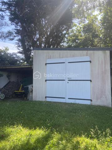 Un véritable havre de paix vous attend sur cette maison qui est à deux pas de la mer.

Découvrez cette maison de 1964, édifiée sur un sous-sol complet, implantée sur un magnifique terrain de près de 4 000 m².

Au rez-de-chaussée,

Vous découvrirez un hall d’entrée qui vous mènera vers un salon-séjour lumineux avec une cheminée ainsi qu’une cuisine. Ce niveau propose également un couloir doté de placards de rangement, desservant une salle de bains avec WC ainsi que deux chambres.

Au 1er étage,

L’espace nuit se poursuit avec une vaste chambre bénéficiant d’une superbe vue sur la mer, une salle d’eau avec WC, une pièce pouvant être aménagée en buanderie ainsi que quatre belles chambres spacieuses, idéales pour accueillir famille et invités dans un cadre confortable et lumineux.

Extérieurs et annexes,

La propriété séduit par sa belle véranda ouverte sur le jardin et son sous-sol complet, offrant un espace pour stationner un véhicule, de nombreuses possibilités de stockage ainsi qu’un vaste atelier de bricolage. Ce niveau dispose également d’une cave à vin, idéale pour les amateurs.

À l’extérieur, vous profiterez d’un magnifique terrain entièrement clôturé, agrémenté d’un abri de jardin, d’un espace de stockage pour le bois et d’un authentique barbecue en pierre, parfait pour partager de chaleureux moments en famille ou entre amis.

Cette maison pleine de charme n’attend plus que votre touche personnelle pour révéler tout son potentiel et devenir votre futur cocon.