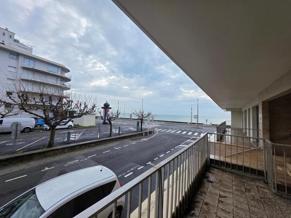 Appartement T2 avec terrasse et vue latérale mer