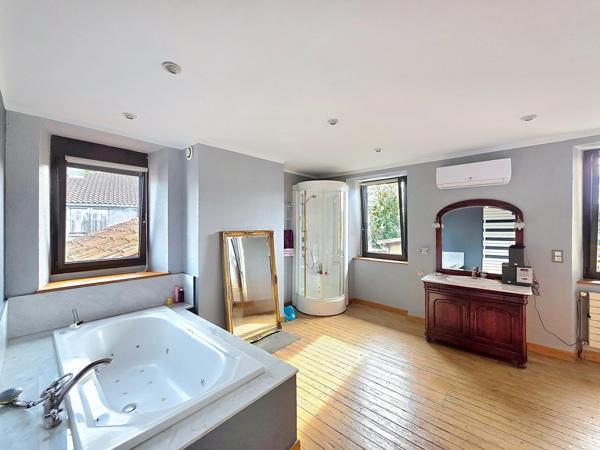 Agreable maison avec piscine, T2 et garage - terrain arboré, 5mins du centre ville.