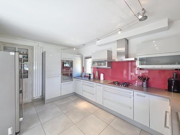 Agreable maison avec piscine, T2 et garage - terrain arboré, 5mins du centre ville.