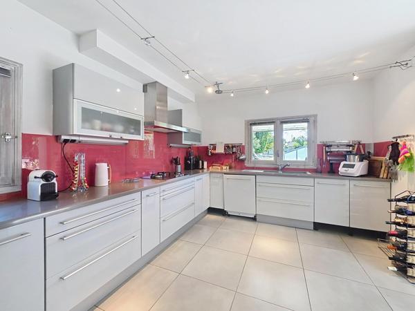 Agreable maison avec piscine, T2 et garage - terrain arboré, 5mins du centre ville.