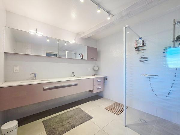 Agreable maison avec piscine, T2 et garage - terrain arboré, 5mins du centre ville.