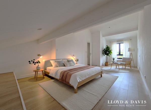 Echoppe double avec jardin, stationnements & dépendances