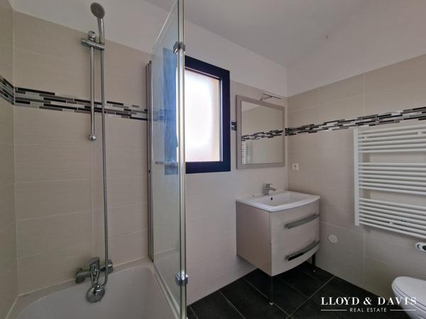 Echoppe double avec jardin, stationnements & dépendances