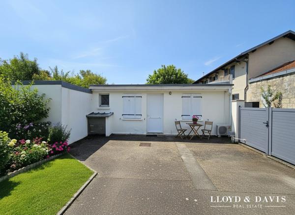 Echoppe double avec jardin, stationnements & dépendances