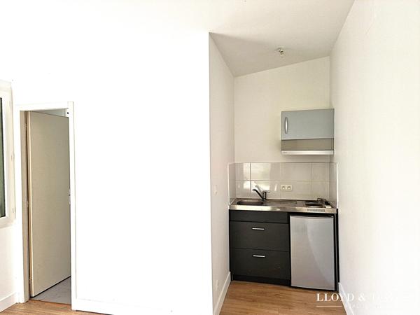 Echoppe double avec jardin, stationnements & dépendances