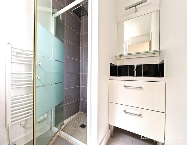 Echoppe double avec jardin, stationnements & dépendances