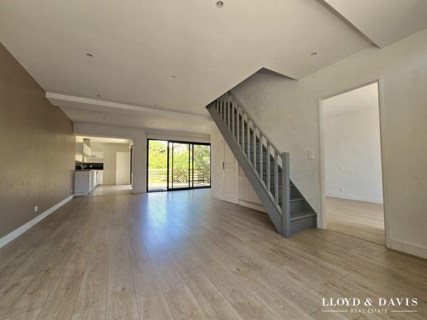 Echoppe double avec jardin, stationnements & dépendances