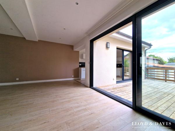 Echoppe double avec jardin, stationnements & dépendances