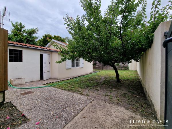 Echoppe double avec jardin, stationnements & dépendances