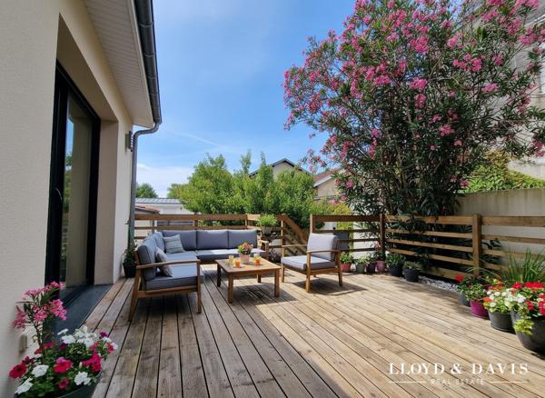 Echoppe double avec jardin, stationnements & dépendances