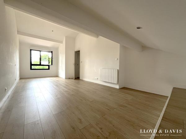 Echoppe double avec jardin, stationnements & dépendances