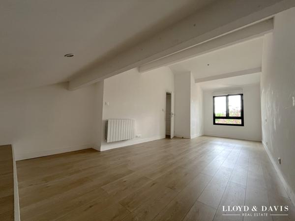 Echoppe double avec jardin, stationnements & dépendances