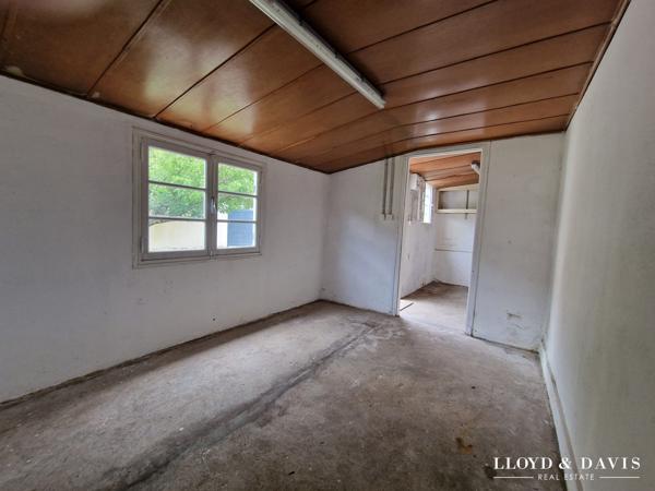 Echoppe double avec jardin, stationnements & dépendances