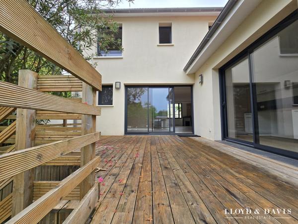 Echoppe double avec jardin, stationnements & dépendances